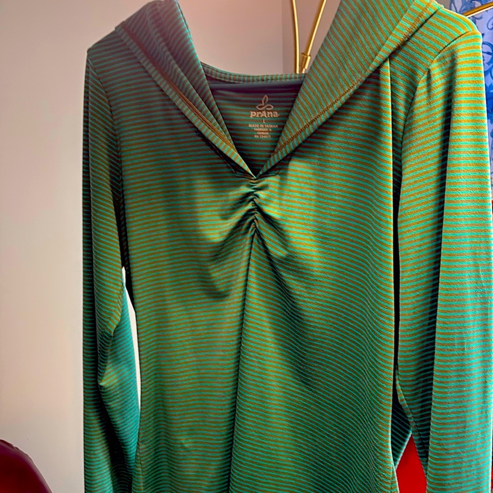 PrAna active wear top green stripe hooded sz L